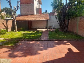 Casa en venta - 3 Dormitorios 2 Baños - Cocheras - 400Mts2 - La Matanza