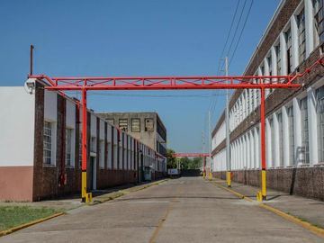 Naves Industriales en Alquiler en  Bernal.