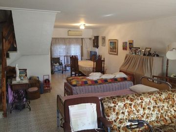 Casa en  Martínez dos plantas - 4 dormitorios y playroom - garaje para dos autos - jardin