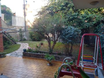 Casa en  Martínez dos plantas - 4 dormitorios y playroom - garaje para dos autos - jardin