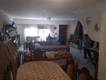 Casa en  Martínez dos plantas - 4 dormitorios y playroom - garaje para dos autos - jardin