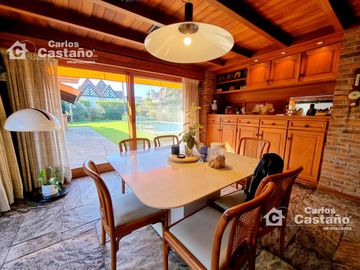 Importante y Solido Chalet 8 Amb Con Gran Parque y Piscina