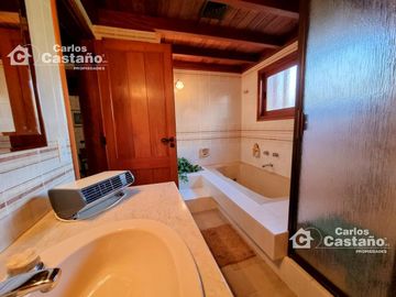 Importante y Solido Chalet 8 Amb Con Gran Parque y Piscina