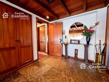 Importante y Solido Chalet 8 Amb Con Gran Parque y Piscina