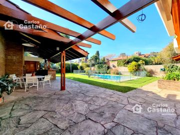 Importante y Solido Chalet 8 Amb Con Gran Parque y Piscina