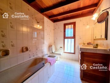 Importante y Solido Chalet 8 Amb Con Gran Parque y Piscina