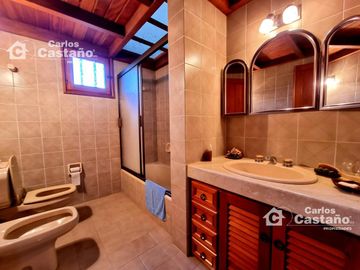 Importante y Solido Chalet 8 Amb Con Gran Parque y Piscina