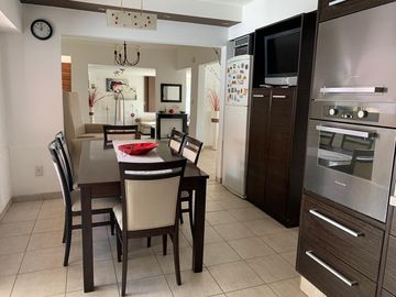 Venta de casa 3 dormitorios, muy luminosa.