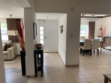 Venta de casa 3 dormitorios, muy luminosa.