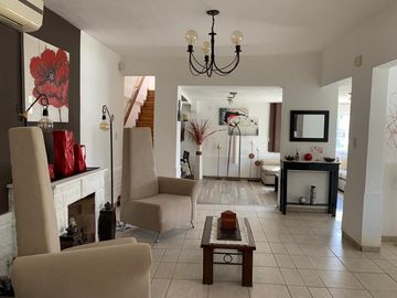 Venta de casa 3 dormitorios, muy luminosa.