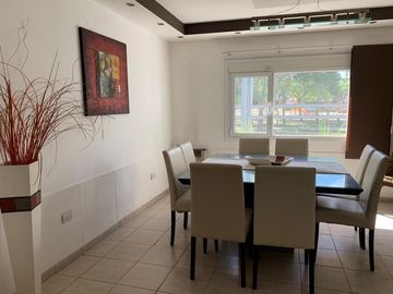 Venta de casa 3 dormitorios, muy luminosa.