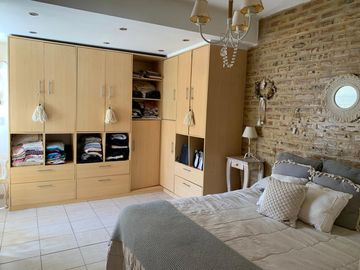Venta de casa 3 dormitorios, muy luminosa.