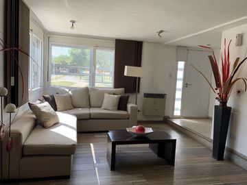 Venta de casa 3 dormitorios, muy luminosa.