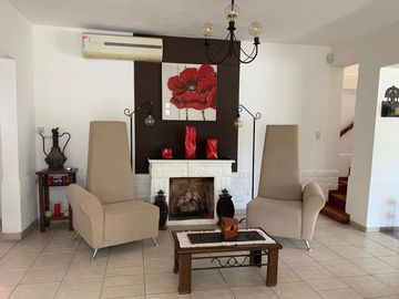 Venta de casa 3 dormitorios, muy luminosa.