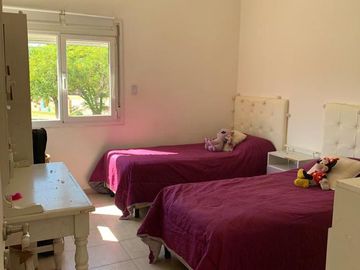 Venta de casa 3 dormitorios, muy luminosa.
