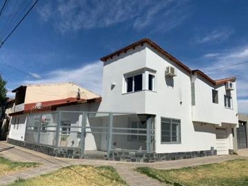 Venta de casa 3 dormitorios, muy luminosa.