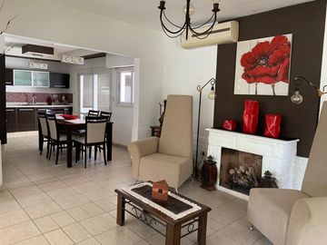 Venta de casa 3 dormitorios, muy luminosa.