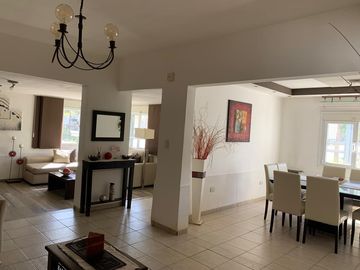 Venta de casa 3 dormitorios, muy luminosa.