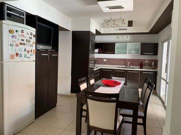 Venta de casa 3 dormitorios, muy luminosa.