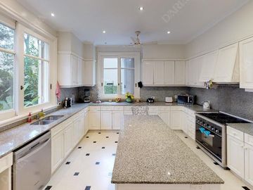 Venta casa de 8 dormitorios en Las Lomas de San Isidro. Venta con renta