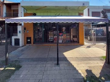 Casa en venta - 2 Dormitorios 1 Baño - Local - 300Mts2 - Ramos Mejía