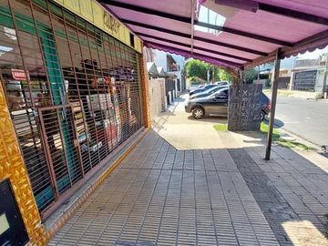 Casa en venta - 2 Dormitorios 1 Baño - Local - 300Mts2 - Ramos Mejía