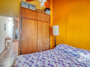 Casa 6 ambientes, suite, escritorio, cochera, jardín con pileta y terraza.