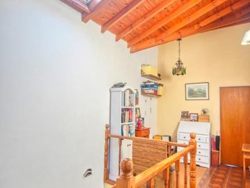 Casa 6 ambientes, suite, escritorio, cochera, jardín con pileta y terraza.