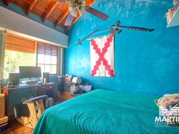 Casa 6 ambientes, suite, escritorio, cochera, jardín con pileta y terraza.