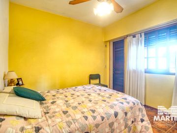 Casa 6 ambientes, suite, escritorio, cochera, jardín con pileta y terraza.