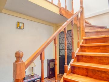 Casa 6 ambientes, suite, escritorio, cochera, jardín con pileta y terraza.
