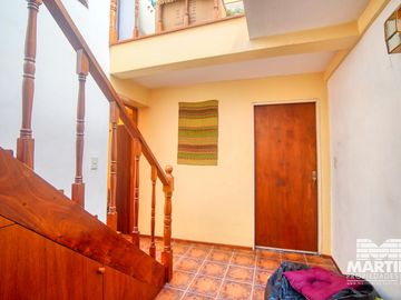 Casa 6 ambientes, suite, escritorio, cochera, jardín con pileta y terraza.