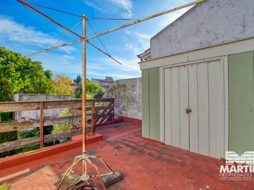 Casa 6 ambientes, suite, escritorio, cochera, jardín con pileta y terraza.