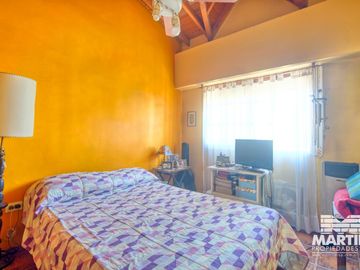 Casa 6 ambientes, suite, escritorio, cochera, jardín con pileta y terraza.