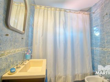 Casa 6 ambientes, suite, escritorio, cochera, jardín con pileta y terraza.