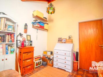 Casa 6 ambientes, suite, escritorio, cochera, jardín con pileta y terraza.