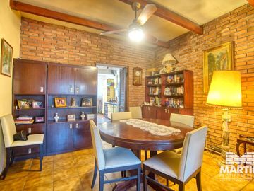 Casa 6 ambientes, suite, escritorio, cochera, jardín con pileta y terraza.