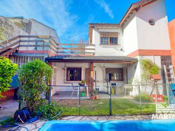 Casa 6 ambientes, suite, escritorio, cochera, jardín con pileta y terraza.