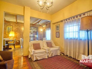 Casa 6 ambientes, suite, escritorio, cochera, jardín con pileta y terraza.