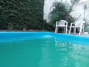 Casa 6 ambientes, suite, escritorio, cochera, jardín con pileta y terraza.