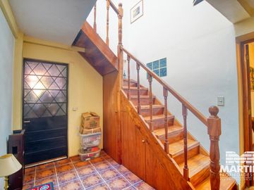 Casa 6 ambientes, suite, escritorio, cochera, jardín con pileta y terraza.