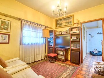 Casa 6 ambientes, suite, escritorio, cochera, jardín con pileta y terraza.