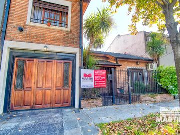Casa 6 ambientes, suite, escritorio, cochera, jardín con pileta y terraza.
