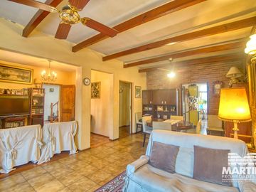 Casa 6 ambientes, suite, escritorio, cochera, jardín con pileta y terraza.