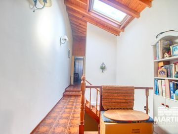 Casa 6 ambientes, suite, escritorio, cochera, jardín con pileta y terraza.