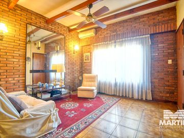 Casa 6 ambientes, suite, escritorio, cochera, jardín con pileta y terraza.