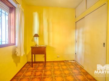 Casa 6 ambientes, suite, escritorio, cochera, jardín con pileta y terraza.