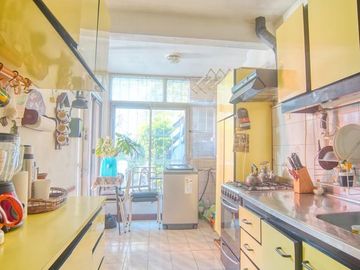 Casa 6 ambientes, suite, escritorio, cochera, jardín con pileta y terraza.