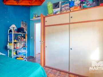 Casa 6 ambientes, suite, escritorio, cochera, jardín con pileta y terraza.