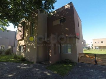 Casa en venta en Fincas de Hudson con amplio Parque
